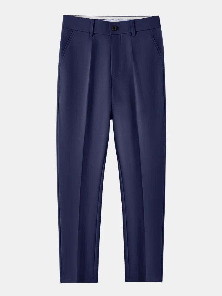 Stickad V-ringad polo med kontrasterande textur — kombinerad med slim fit-byxa