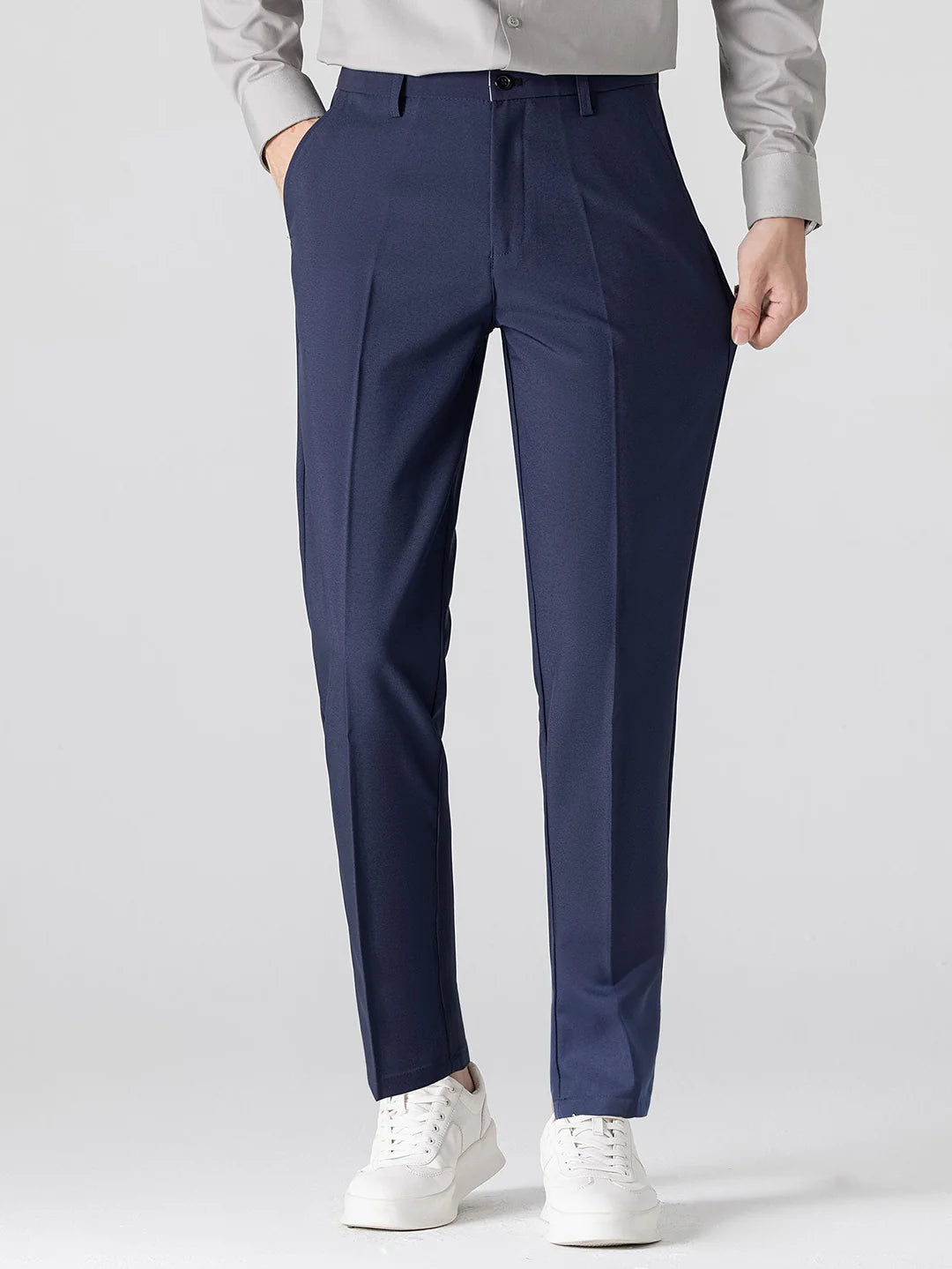 Stickad V-ringad polo med kontrasterande textur — kombinerad med slim fit-byxa